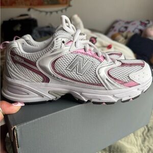 New Balance White and Pink Women's Sneakers
Worn 3 times, really good condition!